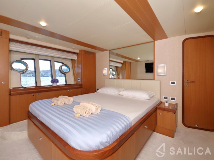 Ferretti 681 - Yacht Charter Sailica