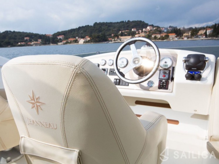 Prestige 36 - Yacht Charter Sailica