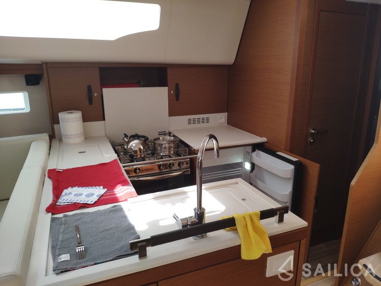 Jeanneau 51 - Yacht Charter Sailica