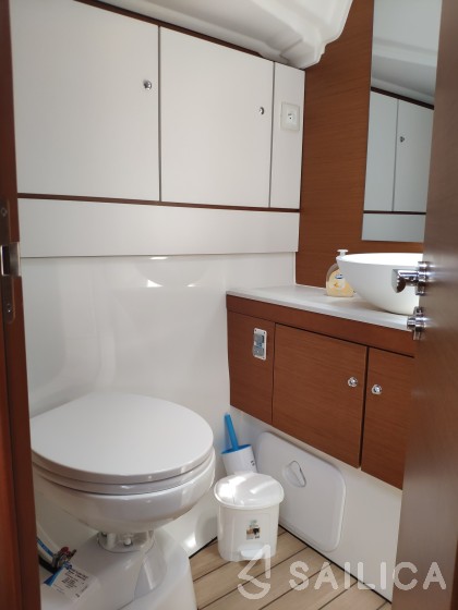 Jeanneau 51 - Yacht Charter Sailica