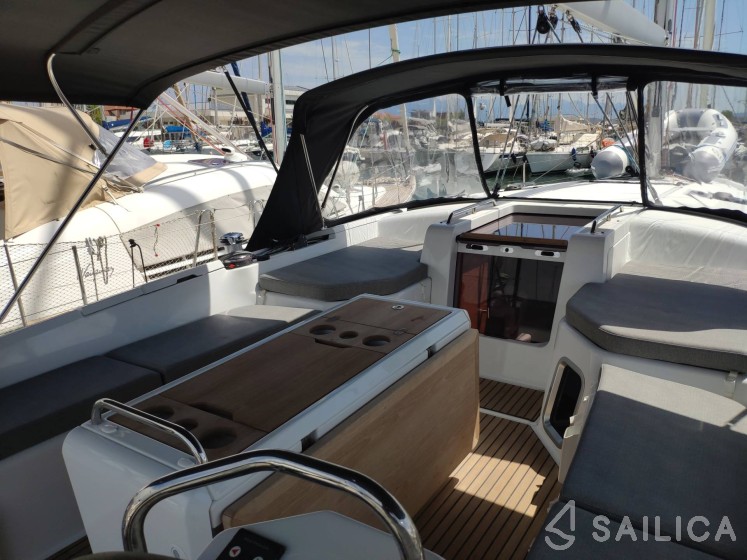 Jeanneau 51 - Yacht Charter Sailica