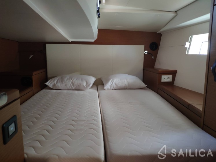 Jeanneau 51 - Yacht Charter Sailica