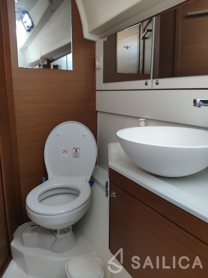 Jeanneau 51 - Yacht Charter Sailica