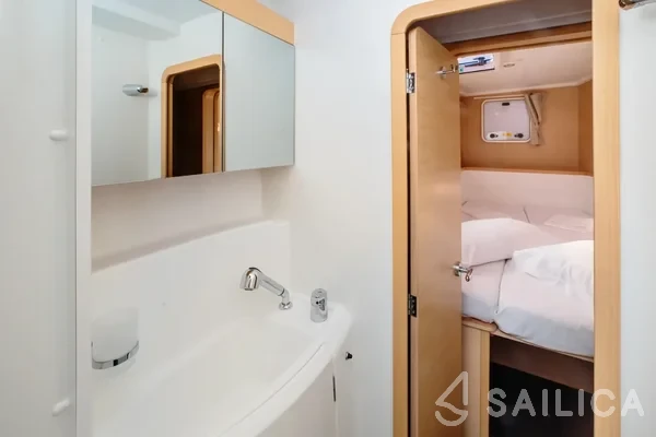 Lagoon 400 S2 - Yacht Charter Sailica