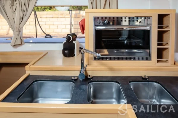 Lagoon 400 S2 - Yacht Charter Sailica