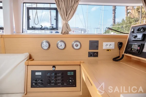 Lagoon 400 S2 - Yacht Charter Sailica