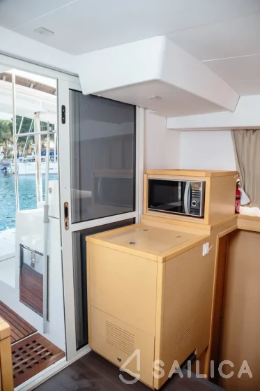 Lagoon 400 S2 - Yacht Charter Sailica