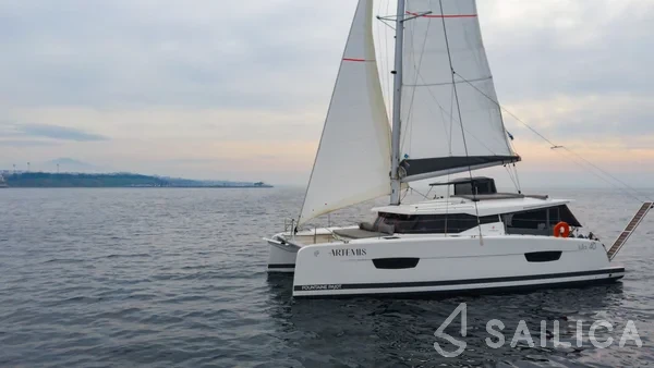 Isla 40 - Yacht Charter Sailica