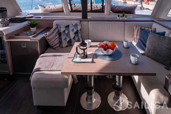 Isla 40 - Yacht Charter Sailica