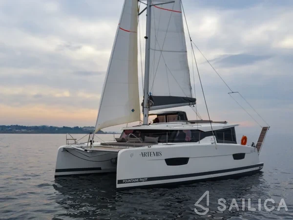 Isla 40 - Yacht Charter Sailica