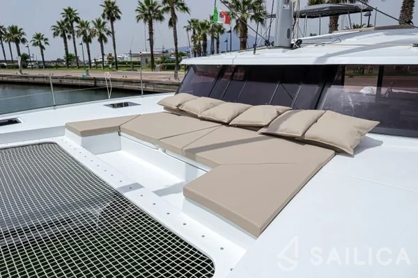 Astréa 42 - Yacht Charter Sailica