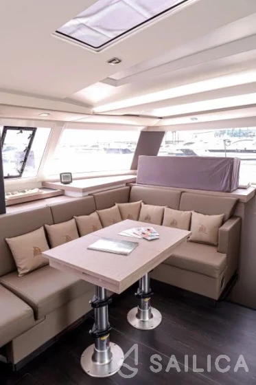 Astréa 42 - Yacht Charter Sailica