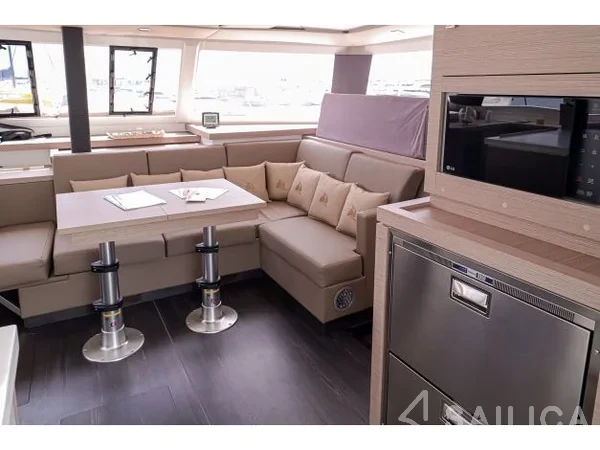 Astréa 42 - Yacht Charter Sailica
