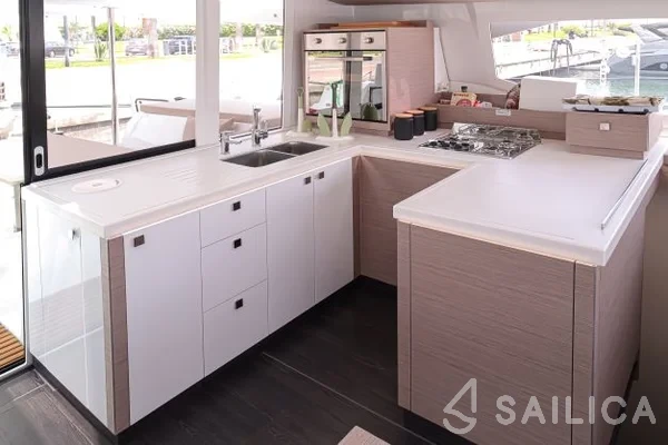 Astréa 42 - Yacht Charter Sailica