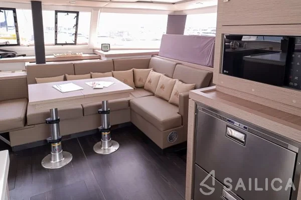 Astréa 42 - Yacht Charter Sailica
