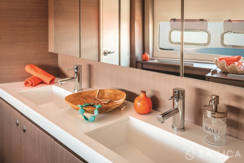 Bali 4.8  - Photo #18 Bali 4.8  - Yacht Charter Sailica