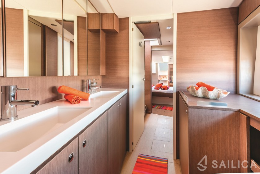 Bali 4.8  - Photo #19 Bali 4.8  - Yacht Charter Sailica