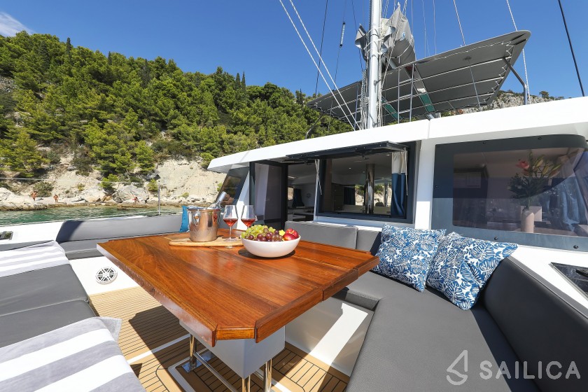 Bali 4.8  - Photo #10 Bali 4.8  - Yacht Charter Sailica