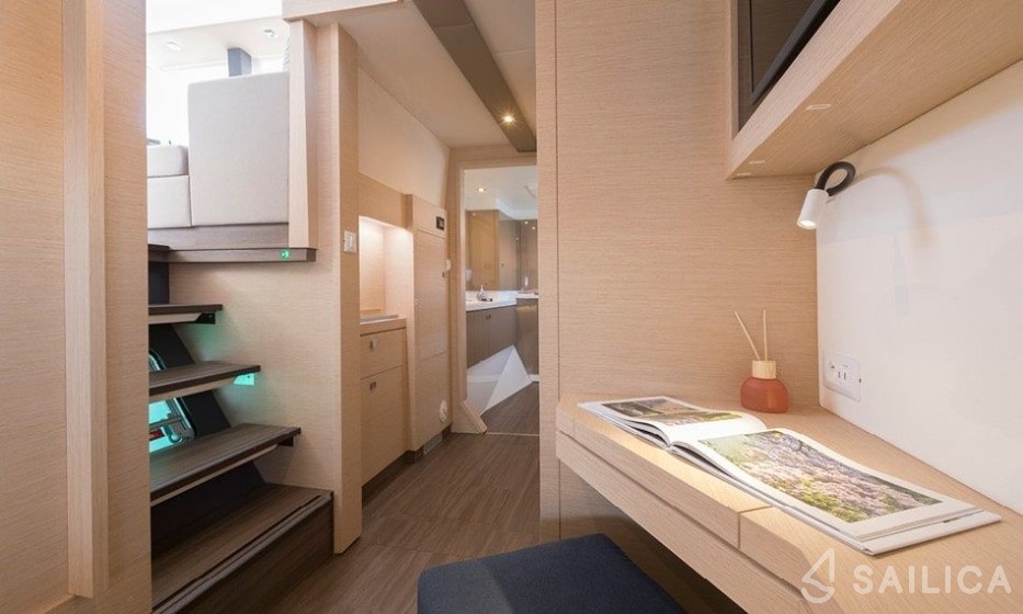 Astréa 42 - Yacht Charter Sailica