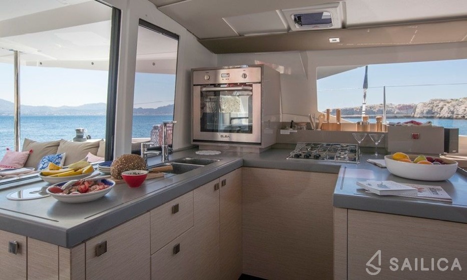 Astréa 42 - Yacht Charter Sailica