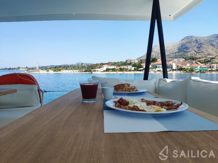 Bali 4.3 MY - Yacht Charter Sailica