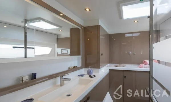 Astréa 42 - Yacht Charter Sailica