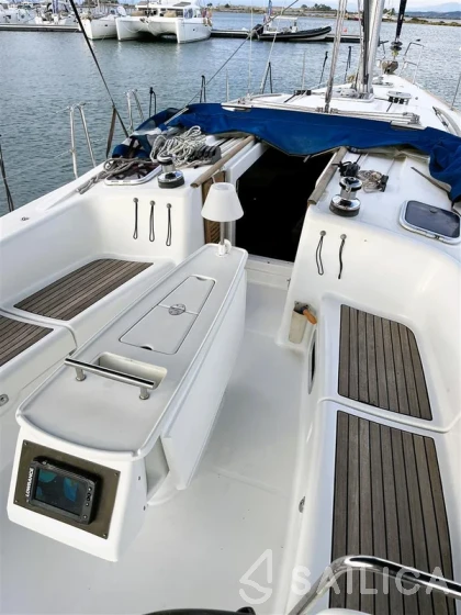 Oceanis 43 - Yacht Charter Sailica