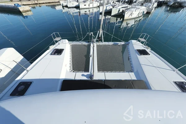 Lagoon 42 - Yacht Charter Sailica