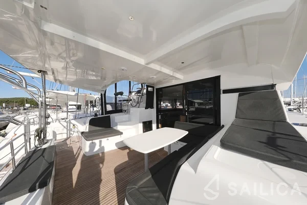 Lagoon 42 - Yacht Charter Sailica