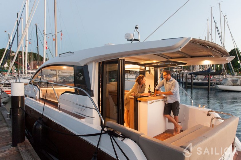 Sealine C330 - Yacht Charter Sailica