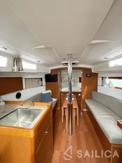 Oceanis 35.1 - Yacht Charter Sailica
