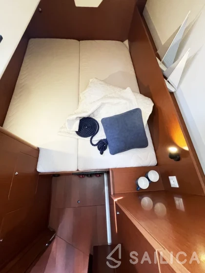 Oceanis 35.1 - Yacht Charter Sailica