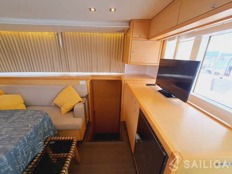 Lagoon 450  Flybridge - Yacht Charter Sailica