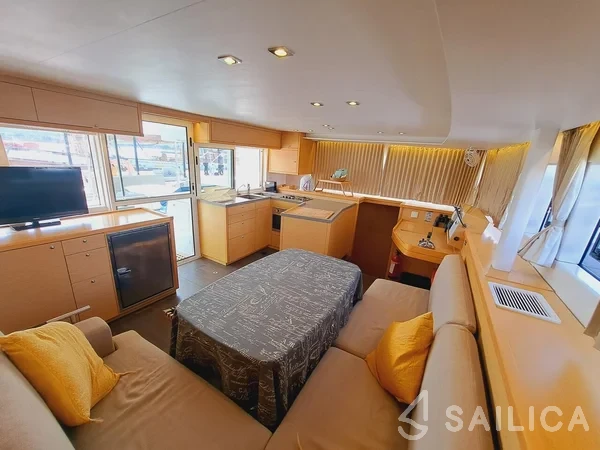 Lagoon 450  Flybridge - Yacht Charter Sailica