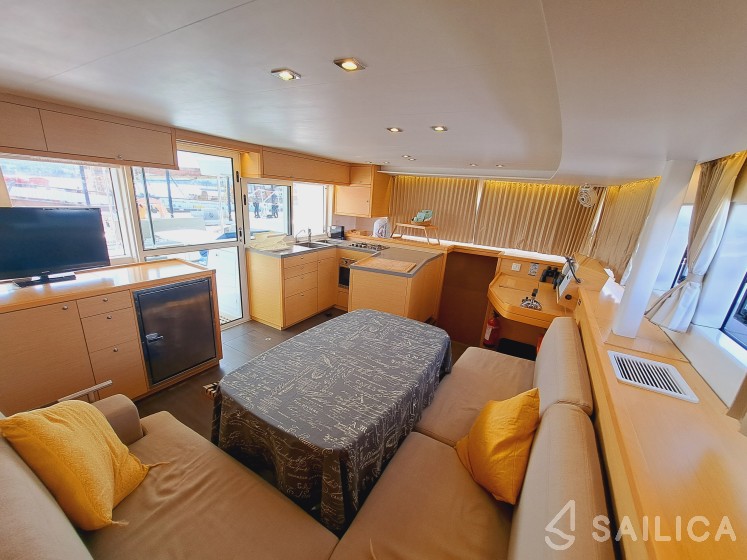 Lagoon 450  Flybridge - Yacht Charter Sailica