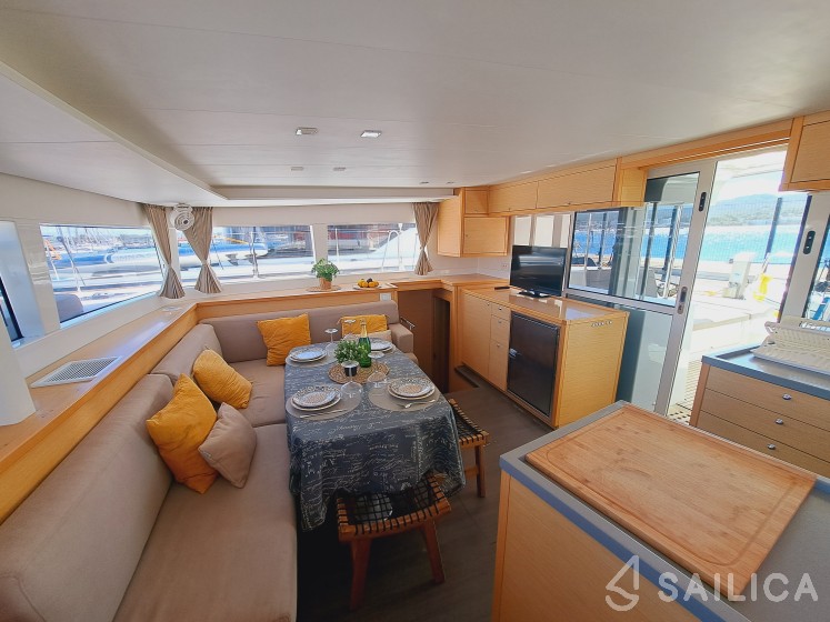 Lagoon 450  Flybridge - Yacht Charter Sailica