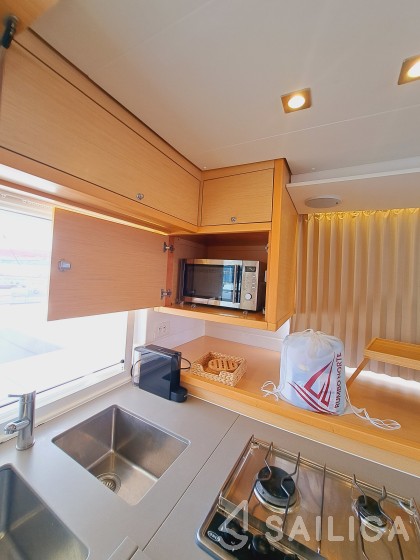 Lagoon 450  Flybridge - Yacht Charter Sailica