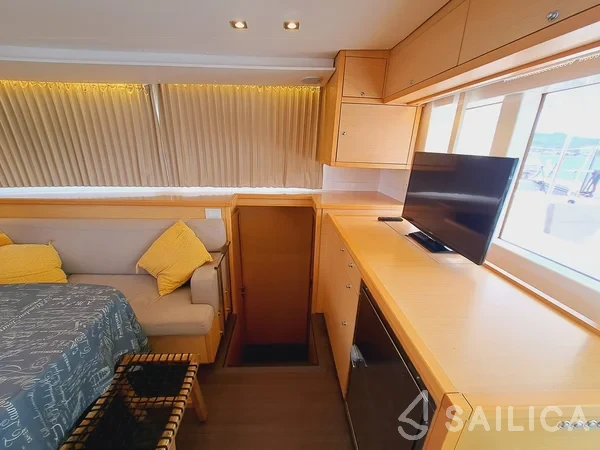 Lagoon 450  Flybridge - Yacht Charter Sailica
