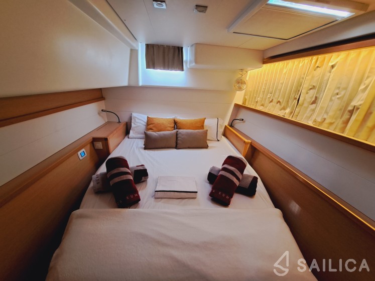 Lagoon 450  Flybridge - Yacht Charter Sailica