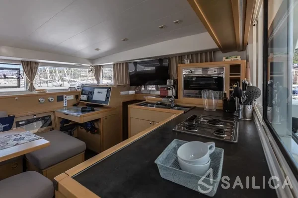 Lagoon 400 S2 - Yacht Charter Sailica
