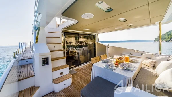 Azimut 66 - Yacht Charter Sailica