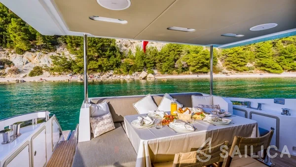 Azimut 66 - Yacht Charter Sailica