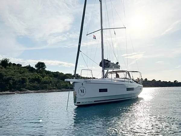 Oceanis 40.1 - Yacht Charter Sailica