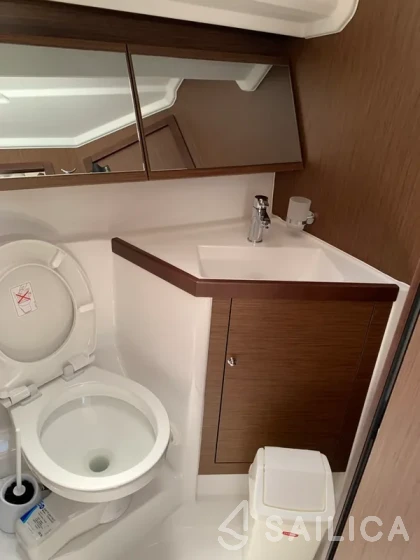 Oceanis 40.1 - Yacht Charter Sailica