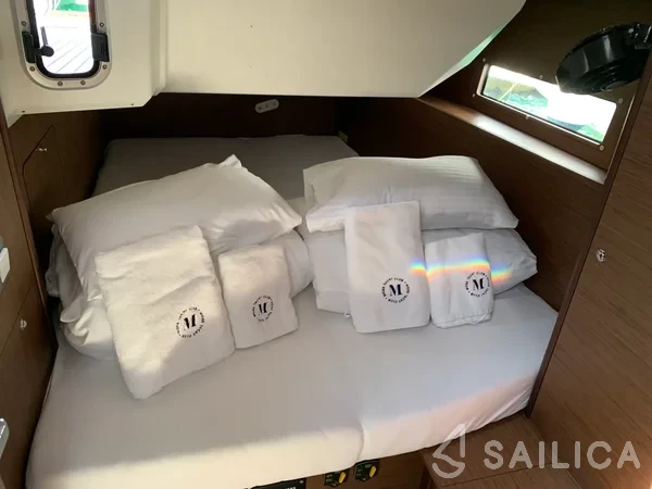 Oceanis 40.1 - Yacht Charter Sailica