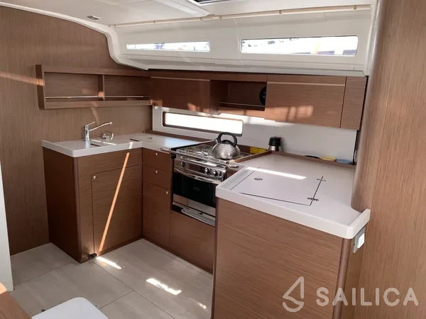 Oceanis 40.1 - Yacht Charter Sailica