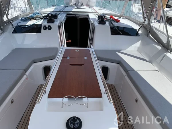 Oceanis 40.1 - Yacht Charter Sailica