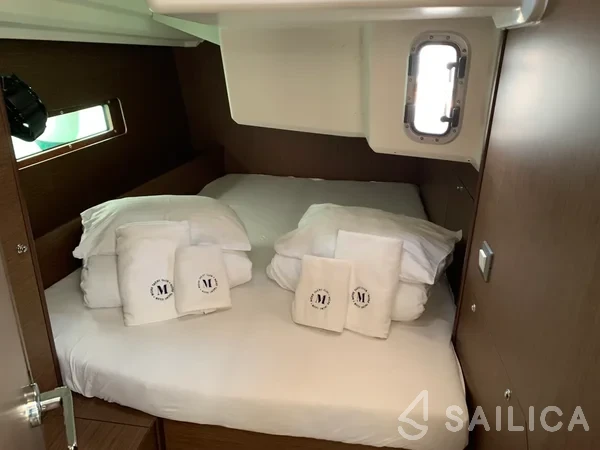 Oceanis 40.1 - Yacht Charter Sailica