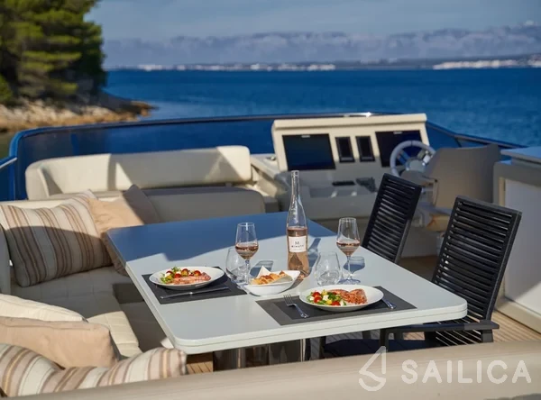 Azimut 72 - Yacht Charter Sailica