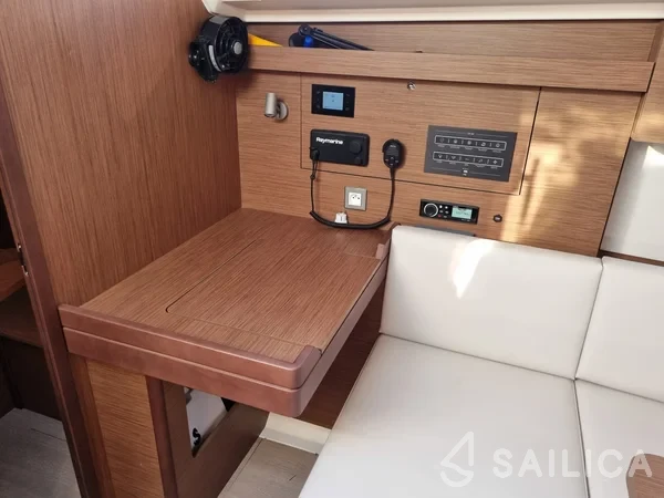 Oceanis 40.1 - Yacht Charter Sailica